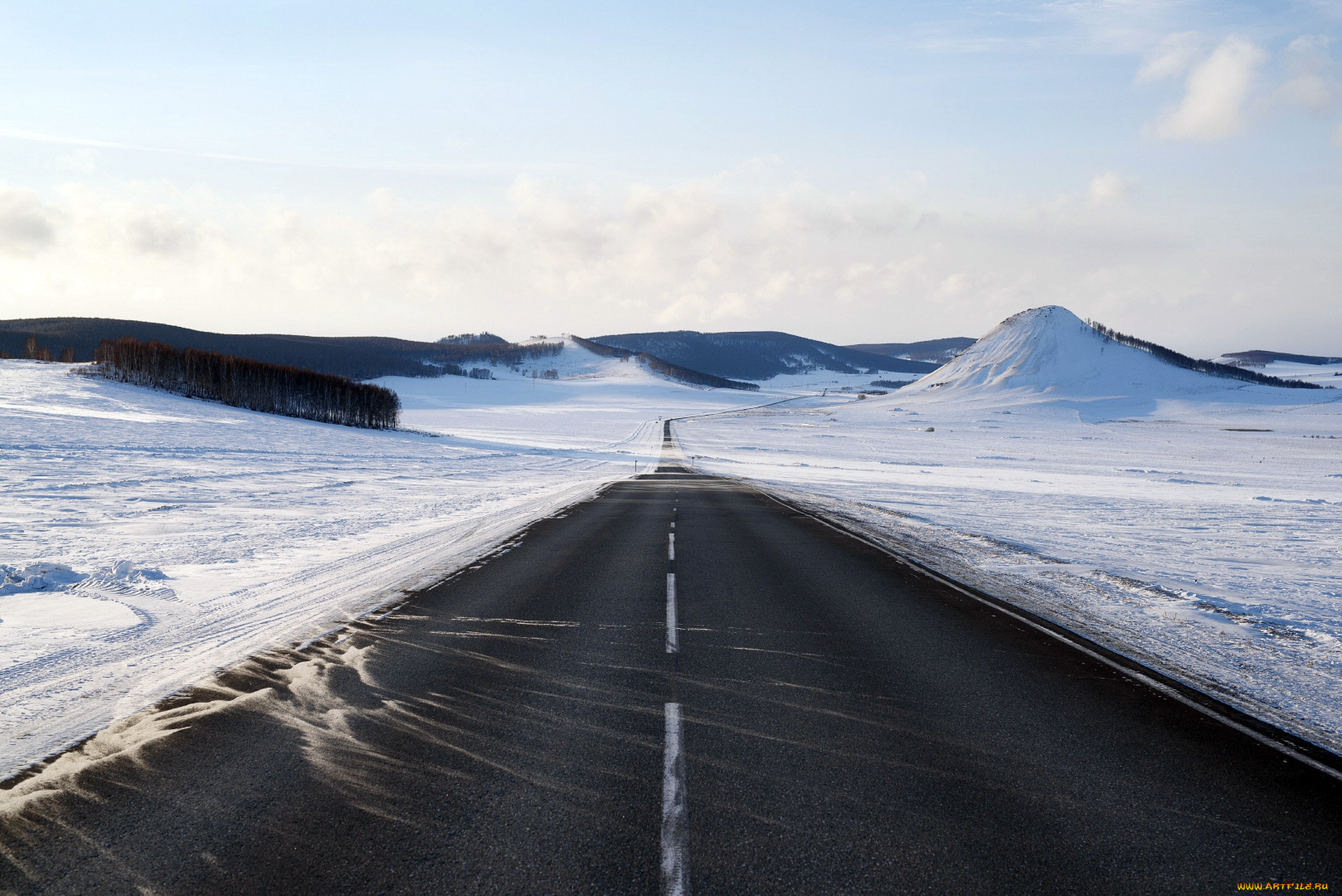 Дорога без снега. Заснеженная дорога. Зима дорога. Трасса зима. Дорога в гору.